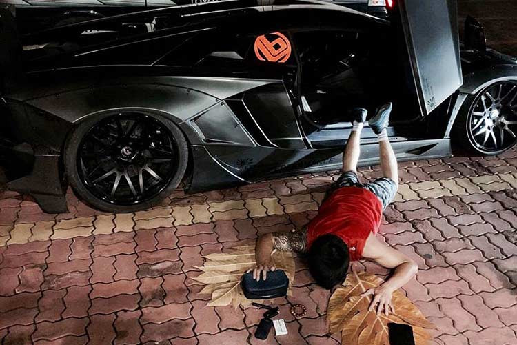 Cũng chọn siêu xe để "ngã sấp mặt", tuy nhiên, chủ nhân chiếc siêu xe độ Lamborghini Aventador Limited Edition 50 độc nhất Việt Nam lại khiến không ít người "bó tay" vì mức độ "lầy" của mình. Đúng với tư thế "ngã sấp mặt" xuống mặt đường nhưng người này nhất quyết phải kiếm bằng được 2 lá cây sa khê để lót tay cho đỡ dơ. 