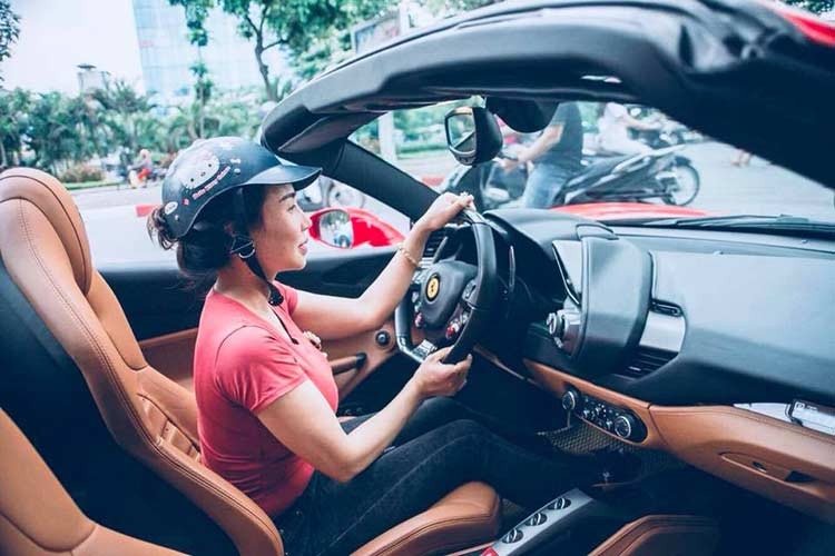 Hiện bức ảnh "ngã sấp mặt" bên siêu xe mui trần Ferrari 488 Spider của bà chủ showroom xe sang tại Hà Nội thu hút gần 4 nghìn lượt likes trên mạng xã hội cũng như hàng trăm comment của cộng đồng mạng. Một số bình luận của bạn bè bà chủ showroom xe sang tại Hà Nội còn đùa rằng "ngã sấp mặt" trên đống tiền này chắc êm lắm.
