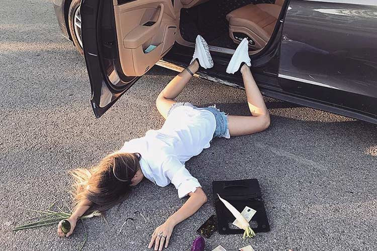 Hưởng ứng theo trào lưu của hội con nhà giàu, không ít bạn trẻ tại Việt nam đã thể hiện những bức ảnh "ngã sấp mặt", trong đó, phải kể đến 1 hot girl, đồng thời cũng là nữ biker 9X khá nổi tiếng trong làng môtô tại Việt Nam - đây là một nữ biker đến từ Huế và cô sử dụng chiếc sedan Porsche Panamera 2018 làm đạo cụ.