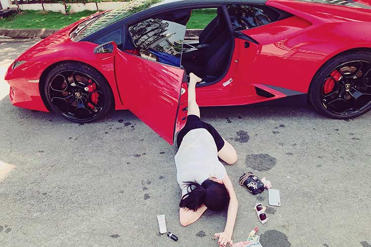 Đoạn status kèm theo bức ảnh ngã sấp mặt bên Lamborghini Huracan dẫn động cầu sau đầu tiên tại Việt Nam, đã khiến không ít cư dân mạng phải phì cười. Ngoài siêu xe, đạo cụ trong bức ảnh này còn có 1 chiếc điện thoại Iphone X, son môi, bóp, mắt kính và cả tiền theo đúng trào lưu của hội con nhà giàu thế giới.