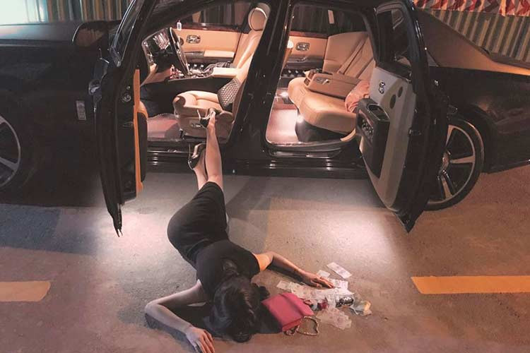 Ngoài siêu xe Lamborghini Huracan LP580-2 và Lamborghini Aventador LP700-4 độ body kit Liberty Walk, những bức ảnh "ngã sấp mặt" của hội con nhà giàu Việt còn có dòng xe siêu sang như Rolls-Royce Ghost. Trong đó, một cô gái diện chiếc váy bó sát màu đen nằm "ngã sấp mặt" bên chiếc Rolls-Royce Ghost đã được mở bung 2 "cửa tự sát".