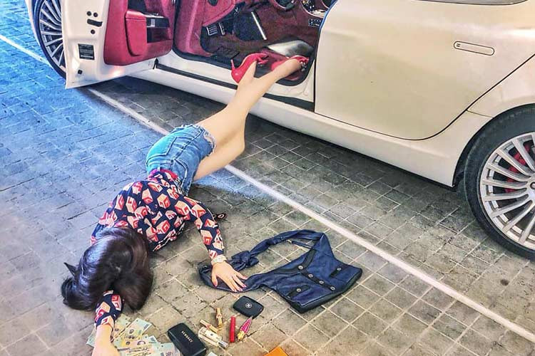 Một hot girl 9X Hà thành đã hưởng ứng bằng cách tạo dáng bên Aston Martin Rapide S. Đây là chiếc Rapide S thứ 2 thuộc dạng "hàng hiếm" có mặt tại Việt Nam và được đưa về nước vào tháng 2/2016.