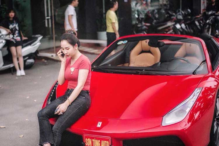 Trong bức ảnh "ngã sấp mặt" bên siêu xe mui trần Ferrari 488, có thể thấy bà chủ showroom xe sang tại Hà Nội còn "trang trí" thêm các cọc tiền với mệnh giá lớn khiến không ít người cảm thấy sốc. Ngoài ra, dưới mặt đường còn có đến 2 vỏ bọc điện thoại Vertu đắt tiền không kém.