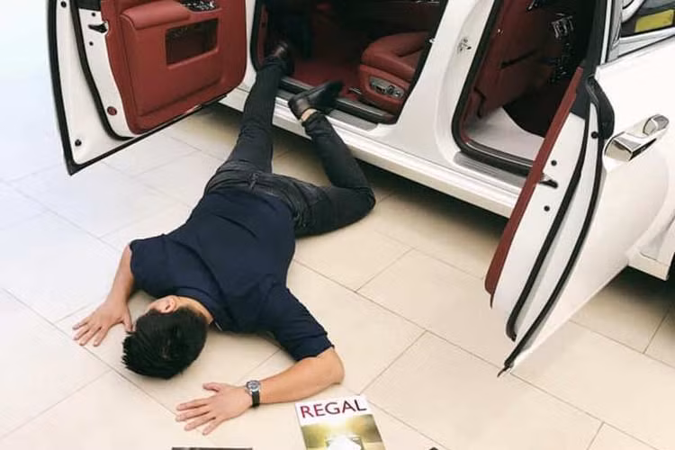 Một bức ảnh "ngã sấp mặt" khác cũng có sự xuất hiện của chiếc Rolls-Royce Ghost màu trắng đang nhận khá nhiều sự chú ý. Được biết, bối cảnh thực hiện màn "ngã sấp mặt" của người đàn ông bên chiếc Rolls-Royce Ghost màu trắng với nội thất đỏ bắt mắt là tại đại lý Rolls-Royce chính hãng đặt tại Hà Nội.