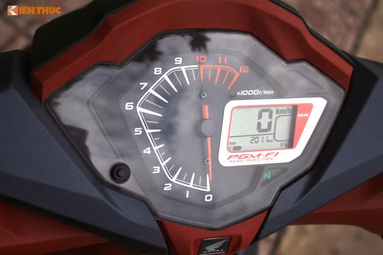 Ngoài màu mới, thiết kế và tính năng của Honda Winner 150 không thay đổi. Model này sở hữu thiết kế thể thao, trẻ trung với đèn pha LED. Bảng đồng hồ công tơ mét được kết hợp giữa kiểu truyền thống và hiện đại với màn hình LCD.