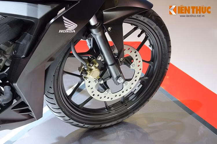 Giàn chân trước của xe được trang bị phuộc trước dạng ống lồng song song, bánh xe dạng mâm đúc đa chấu 17”, lốp 90/80 cùng phanh đĩa đơn thuỷ lực tích hợp tính năng phanh kết hợp Combi Brake. Ổ khoá điện của xe được thiết kế dạng khoá từ với đa chế độ.