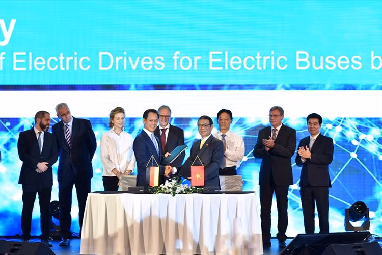 Hiện VinBus sẽ tập trung vận hành tại Hà Nội, TP.HCM và Phú Quốc với số lượng xe khoảng từ 150-200 xe. Thời gian hoạt động dự kiến từ 05:00 – 22:00h hàng ngày, bình quân 10-20 phút một lượt xe. Trước đó, năm 2019, Vingroup công bố thành lập Công ty TNHH Dịch vụ vận tải VinBus có vốn điều lệ 1.000 tỷ đồng, hoạt động trong lĩnh vực vận tải hành khách công cộng theo mô hình phi lợi nhuận.