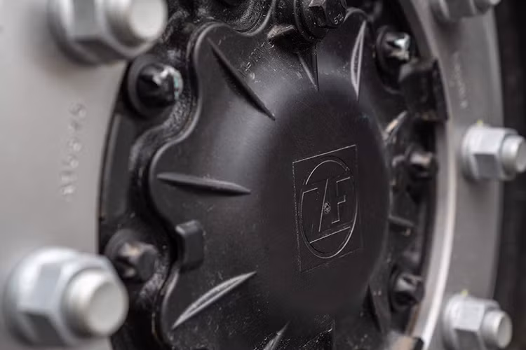 “Trái tim” xe là khối động cơ điện đặt ở phía đuôi, hai bên hông được thiết kế với tấm thép có những khe hở chạy ngang thân vừa có tác dụng tản nhiệt vừa tạo điểm nhấn cho phần ngoại thất. VinFast cho biết, khối pin xe buýt điện sử dụngcó năng lượng lên tới 281 kWh, nếu sạc bằng trạm sạc 150kW chỉ sau 2h sẽ đầy và có khả năng vận hành từ 220 – 260km.