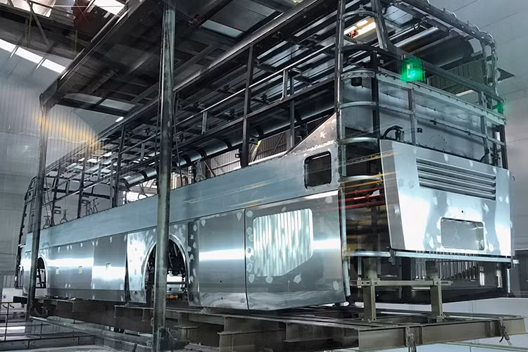 Trên xe còn được trang bị nhiều công nghệ hiện đại để đảm bảo an toàn cũng như cung cấp các dịch vụ tiện lợi cho khách hàng như: Hệ thống kiểm soát hành vi của người lái, cảnh báo những nguy cơ gây mất an toàn (lái xe không tập trung, buồn ngủ, mệt mỏi); Bảng điện tử thông báo điểm dừng sắp tới; Wifi miễn phí, hệ thống màn hình thông tin giải trí…Ngoài ra, trên xe còn có USB sạc điện, camera an ninh, camera hành trình trước, camera cảnh báo khi lùi, camera quan sát bên phải khi dừng đỗ. 