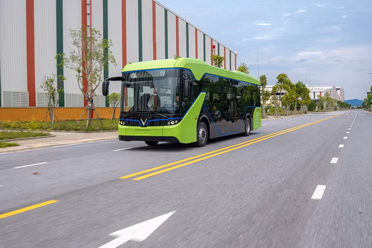 Các sản phẩm của Vingroup đều là các sản phẩm thông minh, công nghệ hiện đại nên dù chưa công bố chi tiết các loại thiết bị, động cơ, hay pin trang bị cho xe nhưng qua hình ảnh ngoại thất, cho thấy hãng xe Việt tiếp tục hợp tác với những đối tác hàng đầu thế giới khi logo ZF – một ông lớn trong ngành công nghiệp ôtô xuất hiện ở mâm xe.