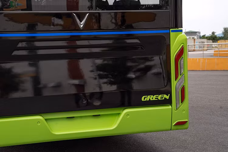 Buýt điện đầu tiên của VinFast sẽ được vận hành bởi Công ty TNHH Dịch vụ vận tải VinBus (thuộc Vingroup). VinBus sẽ cho ra đời App VinBus kết hợp cùng VinID hỗ trợ thông tin mạng lưới tuyến xe buýt của toàn Thành phố, giúp hành khách tra cứu thông tin tuyến đi tối ưu nhất. Tất cả các tuyến buýt sẽ đi từ trạm (Depo) kết nối vào trung tâm thành phố, đi qua các điểm chung chuyển lớn tập trung đông dân cư như bến xe, trường học, khu độ thị, bệnh viện, trung tâm thương mại….