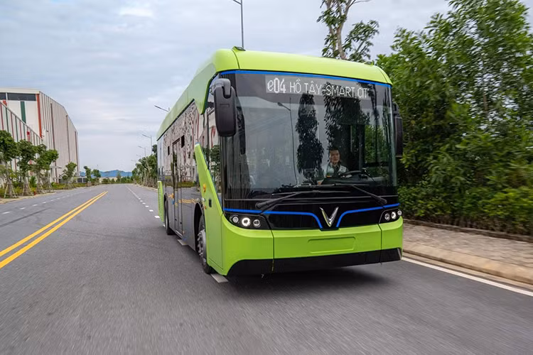 Can canh xe buyt dien VinFast chay thu tai nha may