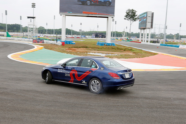 Phát biểu trước chương trình, huấn luyện viên trưởng Peter Hackett cho biết: “Học viện lái xe an toàn năm nay mang đến cho các tay lái hai bài tập cơ bản để thể hiện kỹ năng qua cua theo cách chạy trong đường đua (Racing Line) và cách đánh lái kiểm soát chân ga để drift xe”.