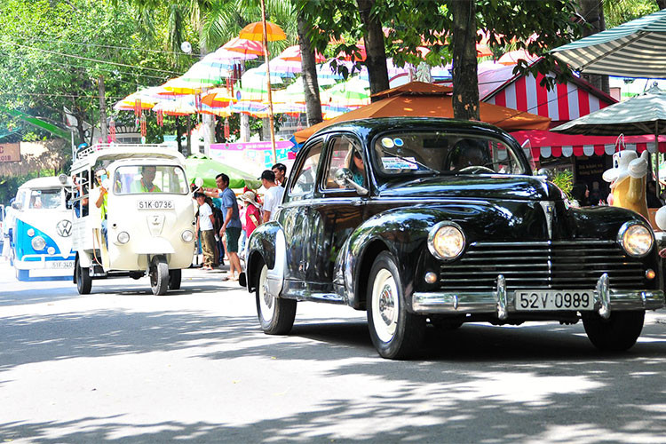 Một chiếc xe Renault 4CV cổ hàng hiếm, chiếc xe này được sản xuất bởi hãng xe Pháp từ năm 1947 đến 1961. Vào những năm 70, nó xuất hiện khá nhiều tại TP HCM bằng con được nhập khẩu. Tên gọi "4CV" của chiếc xe này được đặt mang ý nghĩa là 4 mã lực.