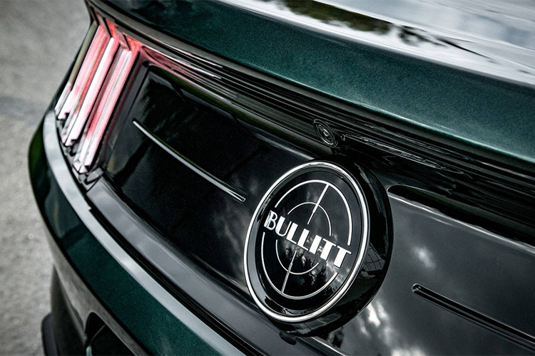 Các khách hàng tại Châu Âu khi mua sẽ lựa chọn 2 màu sơn: Xanh nhớt (Dark Highland Green) và Đen (Shadow Black), bộ mâm 5 châu sơn đen kích thước 19 inch (Torq Thrust-style) với kẹp phanh Brembo™ màu đỏ.