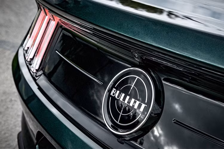 Các khách hàng tại Châu Âu khi mua sẽ lựa chọn 2 màu sơn: Xanh nhớt (Dark Highland Green) và Đen (Shadow Black), bộ mâm 5 châu sơn đen kích thước 19 inch (Torq Thrust-style) với kẹp phanh Brembo™ màu đỏ.