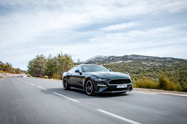 Trên phiên bản đặc biệt này sẽ có nắp bình xăng, logo phía sau và bệ cửa có dòng chữ ''Bullitt'' hiện diện để tạo sự khác biệt so với các phiên bản thông thường. Lưới tản nhiệt xe có 1 đường viền mạ chrome tinh tế...