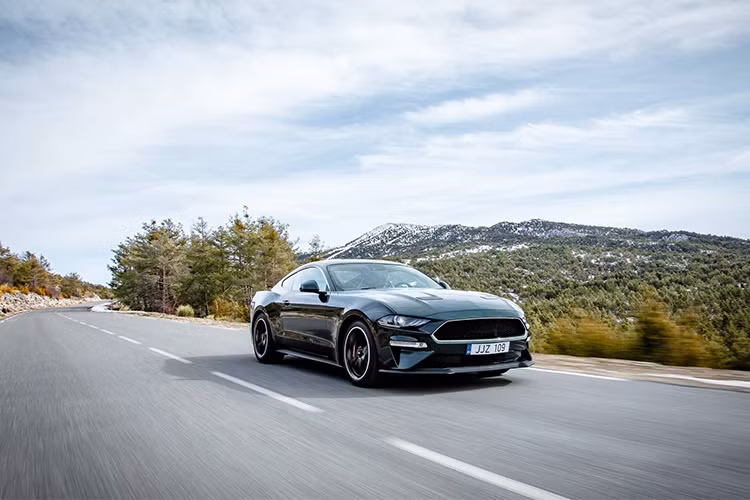 Trên phiên bản đặc biệt này sẽ có nắp bình xăng, logo phía sau và bệ cửa có dòng chữ ''Bullitt'' hiện diện để tạo sự khác biệt so với các phiên bản thông thường. Lưới tản nhiệt xe có 1 đường viền mạ chrome tinh tế...