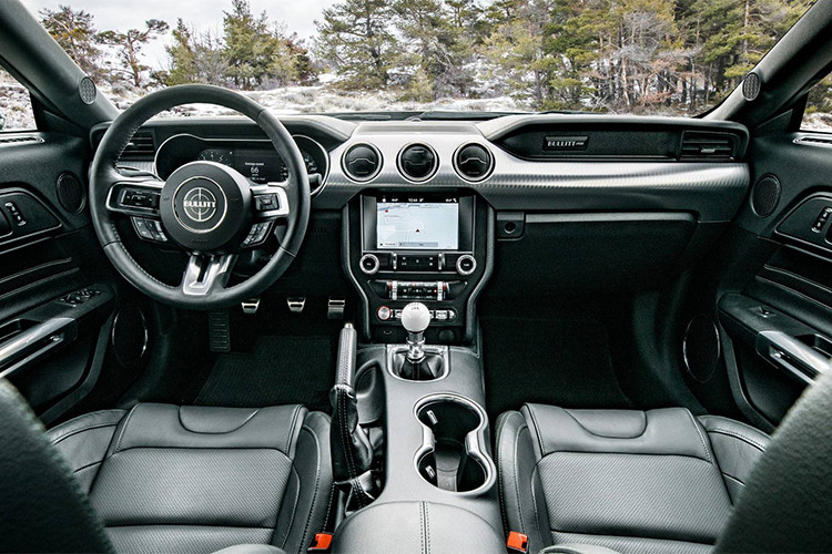 Bên trong cabin, phiên bản đặc biệt của ''ngựa hoang'' được trang bị hệ thống âm thanh hiệu Bang &amp; Olufsen công suất 1.000 watt với 12 loa. Các tiện ích khác bao gồm: màn hình LCD giải trí trung tâm táp-lô có kích thước 12 inch, cần số màu trắng, logo ''Bullitt'' trên vô lăng.