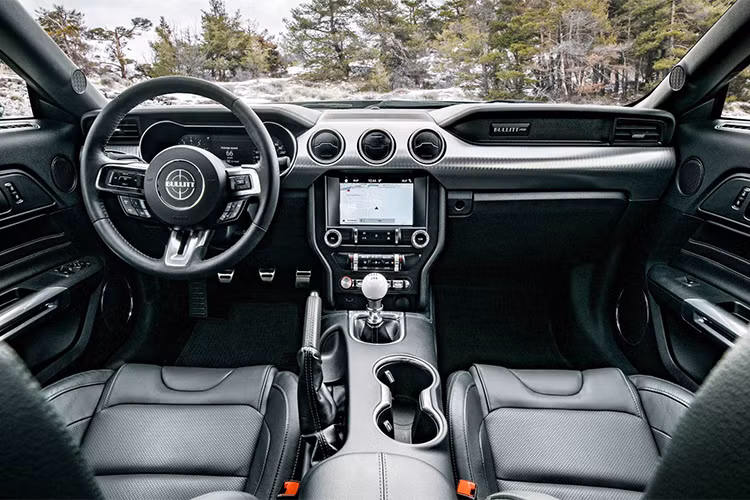 Bên trong cabin, phiên bản đặc biệt của ''ngựa hoang'' được trang bị hệ thống âm thanh hiệu Bang &amp; Olufsen công suất 1.000 watt với 12 loa. Các tiện ích khác bao gồm: màn hình LCD giải trí trung tâm táp-lô có kích thước 12 inch, cần số màu trắng, logo ''Bullitt'' trên vô lăng.