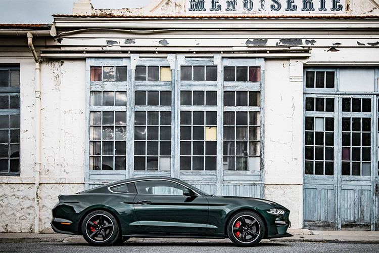 Xe được trang bị động cơ V8 hút khí tự nhiên dung tích 5.0L đúng chất xe cơ bắp Mỹ, nhưng khi đặt chân đến thị trường Châu Âu nó sẽ có công suất thấp hơn tại thị trường Mỹ - dưới 475 mã lực và mô-men xoắn dưới 569Nm (420 lb-ft).