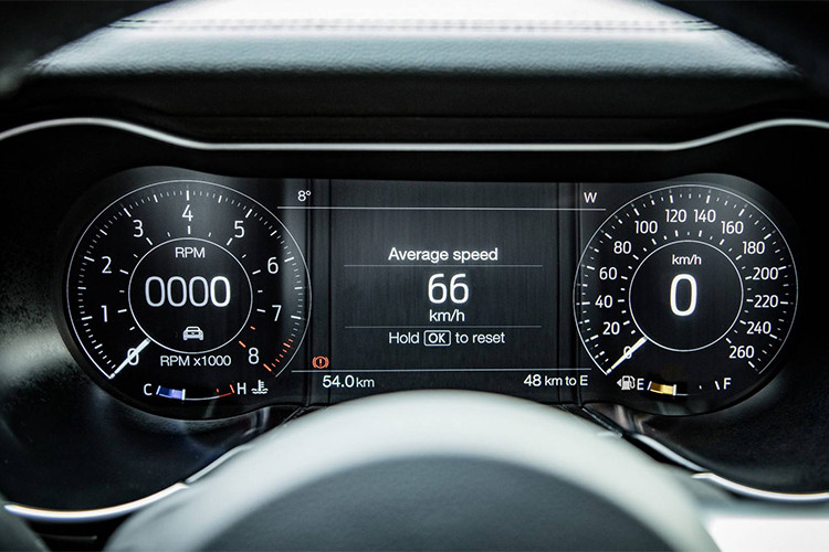 Các khách hàng tại châu Âu phải chi nhiều tiền hơn để nhận được ghế ngồi hiệu Recaro® bọc đa đen với đường chỉ khâu xanh thay cho ghế ngồi tiêu chuẩn... cho Ford Mustang Bullitt phiên bản đặc biệt 2019 này.