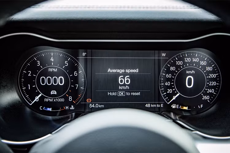 Các khách hàng tại châu Âu phải chi nhiều tiền hơn để nhận được ghế ngồi hiệu Recaro® bọc đa đen với đường chỉ khâu xanh thay cho ghế ngồi tiêu chuẩn... cho Ford Mustang Bullitt phiên bản đặc biệt 2019 này.