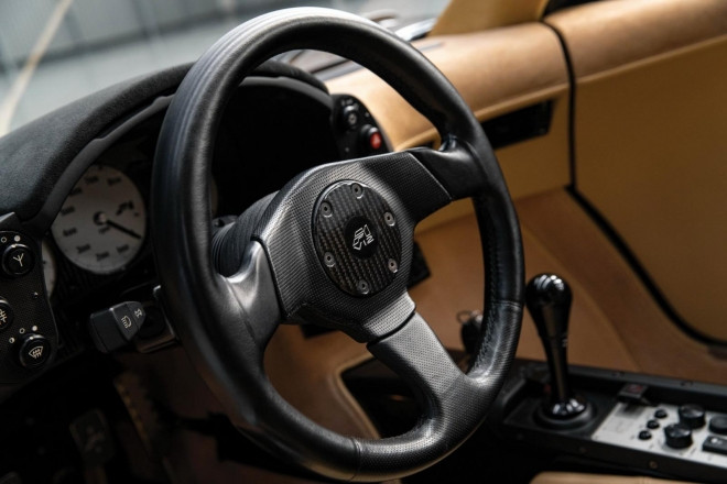 Thân xe có thêm khe hút gió, vòm bánh xe rộng hơn và cánh gió phía sau cỡ lớn bằng sợi carbon bóng. Hãng McLaren cho biết đây là siêu xe đầu tiên được thiết kế với lực ép xuống mặt đường nhiều hơn so với phiên bản xe đua GTR vô địch Le Mans 1995.