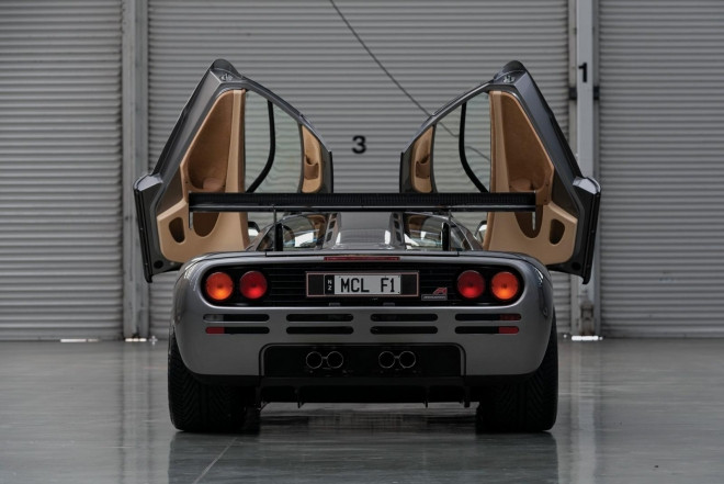 Lúc mới về tay chủ nhân đầu tiên, chiếc siêu xe McLaren F1 LM Spec đặc biệt này có màu sơn nguyên bản xanh Midnight Blue đi kèm nội thất màu đen. Sau đó, xe được về Surrey để nâng cấp lên gói LM Spec. Sau quá trình đó, giới mê xe nhìn thấy chiếc McLaren F1 mang số thứ tự 018 khoác lên mình bộ áo màu xám bạch kim.