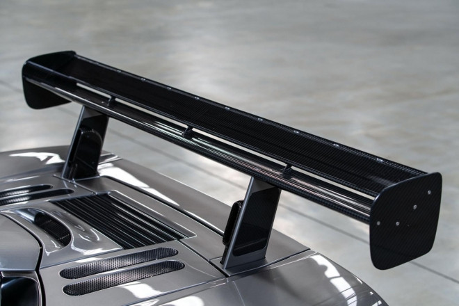 Ngoài ra, siêu xe McLaren F1 LM Spec cực hiếm đang chuẩn bị đấu giá vào tháng 8/2019 này còn được trang bị bộ giảm chấn và lò xo của xe đua nhưng được đặt ở chế độ mềm nhất khi sử dụng trên đường phố. Bộ la zăng GTR 18 inch đẹp mắt.