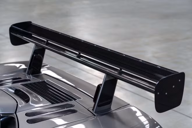 Ngoài ra, siêu xe McLaren F1 LM Spec cực hiếm đang chuẩn bị đấu giá vào tháng 8/2019 này còn được trang bị bộ giảm chấn và lò xo của xe đua nhưng được đặt ở chế độ mềm nhất khi sử dụng trên đường phố. Bộ la zăng GTR 18 inch đẹp mắt.