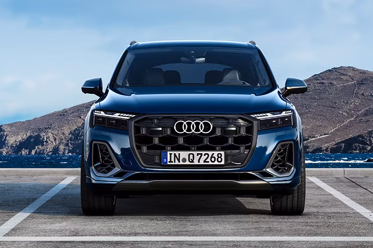 Đèn pha của Audi Q7 2024 tại Việt Nam là loại LED ma trận tiêu chuẩn. Công nghệ LED ma trận của Audi cung cấp khả năng chiếu sáng chính xác cùng độ phân giải cao, đồng thời giảm đáng kể độ chói cho xe đi ngược chiều hoặc xe đi phía trước. 