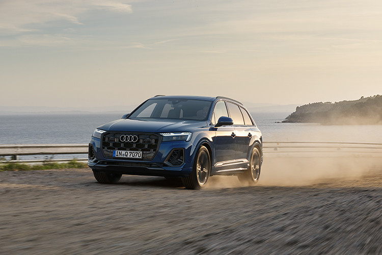 Giống như tất cả các mẫu xe Audi tại Việt Nam, SUV hạng sang Audi Q7 thế hệ mới cũng được bảo hành 3 năm, không giới hạn km. Tại thị trường Việt Nam, Audi Q7 2024 sẽ cạnh tranh với hai đối thủ đồng hương là BMW X5 và Mercedes GLE.