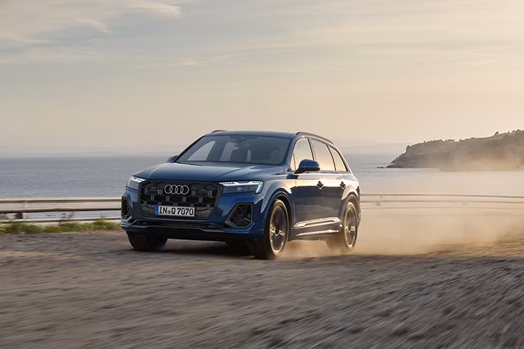 Giống như tất cả các mẫu xe Audi tại Việt Nam, SUV hạng sang Audi Q7 thế hệ mới cũng được bảo hành 3 năm, không giới hạn km. Tại thị trường Việt Nam, Audi Q7 2024 sẽ cạnh tranh với hai đối thủ đồng hương là BMW X5 và Mercedes GLE.