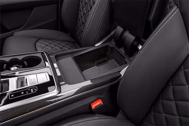 Audi Q7 2024 tại Việt Nam được trang bị động cơ xăng 4 xi-lanh thẳng hàng, tăng áp, phun nhiên liệu trực tiếp, tạo ra công suất tối đa 247 mã lực và mô-men xoắn cực đại 370 Nm tại dải tua máy 1.600 - 4.500 vòng/phút.