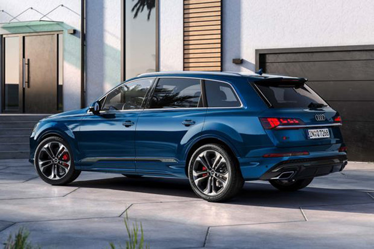 Mẫu xe SUV Audi Q7 phiên bản nâng cấp toàn diện lần thứ hai này sở hữu ngoại hình khỏe khoắn nhưng không kém phần thanh lịch. Theo đó, xe được trang bị lưới tản nhiệt khung đơn hình bát giác với các đường khảm dọc có hình giọt nước bên ngoài trên bản tiêu chuẩn và hình chữ "L" ở bản Sline.