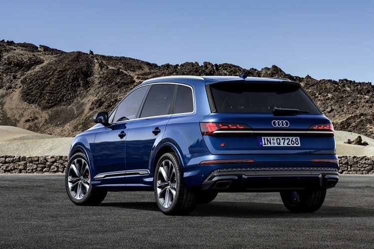 Xe sẽ có mặt tại Việt Nam từ tháng 7/2024 với 2 phiên bản, mức giá xe Audi Q7 2024 khởi điểm từ 3,4 tỷ đồng. Audi Việt Nam đã bắt đầu nhận đặt hàng từ tháng 3/2024.