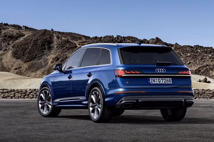 Xe sẽ có mặt tại Việt Nam từ tháng 7/2024 với 2 phiên bản, mức giá xe Audi Q7 2024 khởi điểm từ 3,4 tỷ đồng. Audi Việt Nam đã bắt đầu nhận đặt hàng từ tháng 3/2024.