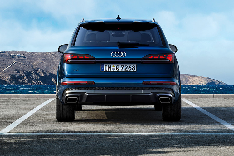 Tiếp đến là bộ vành hợp kim 20 inch tiêu chuẩn thay vì loại 19 inch như cũ. Trong khi đó, khu vực đuôi xe sở hữu điểm nhấn là dải đèn LED phía sau và đèn phanh LED với khả năng kích hoạt nhanh hơn. 