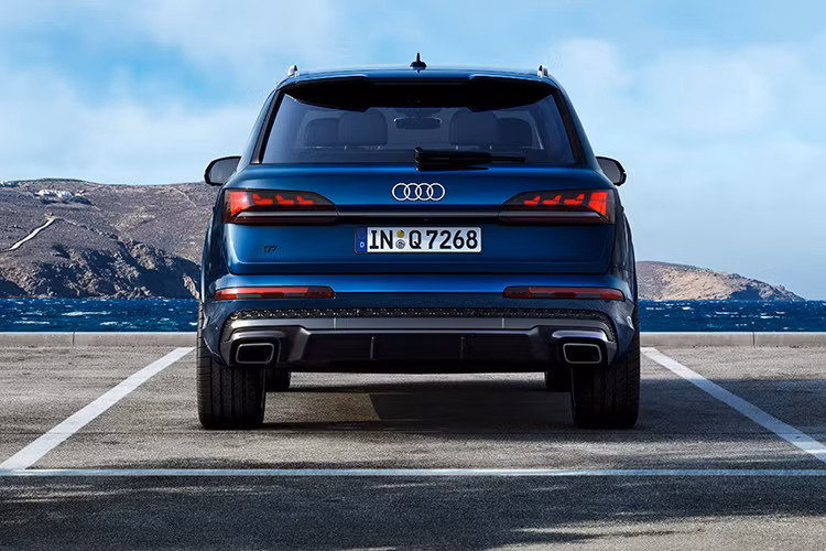 Tiếp đến là bộ vành hợp kim 20 inch tiêu chuẩn thay vì loại 19 inch như cũ. Trong khi đó, khu vực đuôi xe sở hữu điểm nhấn là dải đèn LED phía sau và đèn phanh LED với khả năng kích hoạt nhanh hơn. 