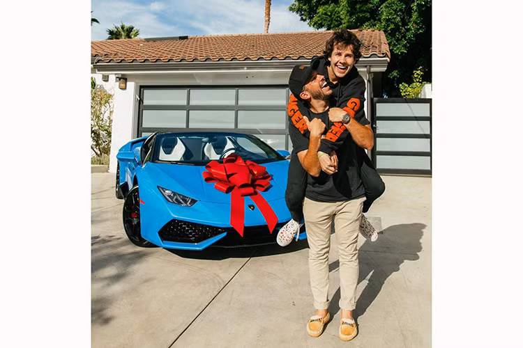 Giá xe Lamborghini Huracan Evo Spyder này được bán ra khởi điểm khoảng 287.400 USD (tương đương 6,6 tỷ đồng) tại thị trường Mỹ.