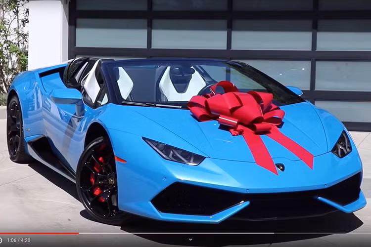 Ra mắt tại triển lãm Geneva 2019, Lamborghini Huracan Evo Spyder sở hữu khối động cơ xăng V10, hút khí tự nhiên, dung tích 5,2 lít, sản sinh công suất tối đa 640 mã lực mô-men xoắn cực đại 600 Nm. Nhờ đó, siêu xe mui trần này có thể tăng tốc từ 0-100 km/h trong thời gian 3,1 giây, chậm hơn 0,2 giây so với bản Coupe nhưng lại nhanh hơn 0,3 giây so với Lamborghini Huracan Spyder.