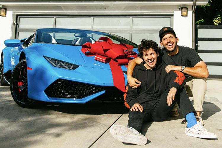 Được biết, YouTuber Dobrik không tự bỏ tiền túi ra mua chiếc siêu xe mui trần này. Thay vào đó, đây là chiếc Lamborghini Huracan Evo Spyder mà đối tác EA Sports tặng cho Dobrik vì hợp đồng quảng cáo trong vlog dài 4 đến 5 phút của YouTuber này. 