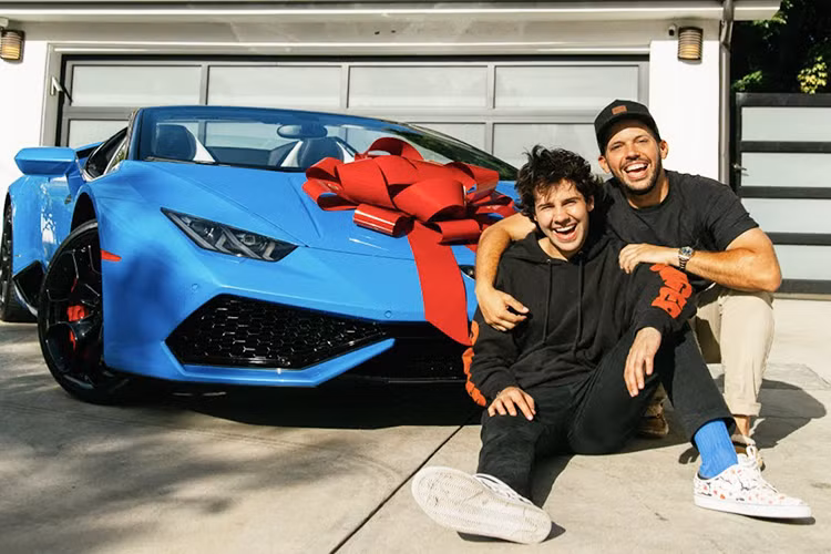 Được biết, YouTuber Dobrik không tự bỏ tiền túi ra mua chiếc siêu xe mui trần này. Thay vào đó, đây là chiếc Lamborghini Huracan Evo Spyder mà đối tác EA Sports tặng cho Dobrik vì hợp đồng quảng cáo trong vlog dài 4 đến 5 phút của YouTuber này. 