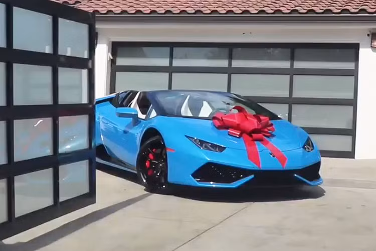 David Dobrik - một trong những vlogger nổi tiếng nhất trên YouTube hiện nay với hơn 13 triệu người theo dõi kênh - đã khiến người bạn thân Heath Hussar không cầm được nước mắt vì một món quà bất ngờ. Theo đó, YouTuber trẻ tuổi này đã tặng một chiếc siêu xe Lamborghini Huracan Evo Spyder "mới toanh" cho người bạn thân của mình.