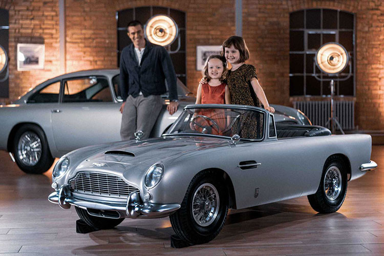  Aston Martin DB5 đặc biệt đã trở thành một trong những chiếc xe điện ảnh nổi tiếng nhất mọi thời đại qua những lần xuất hiện trong loạt phim James Bond. Vì vậy, mỗi chiếc nguyên bản xuất hiện trong phim thường sẽ có giá trị hàng triệu USD, và vượt ngoài tầm với của đa số người.