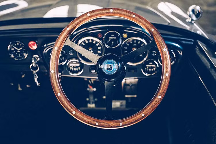 Bên cạnh đó, chiếc xe cũng có hệ thống tráo đổi biển số nổi tiếng, giờ đây được cập nhật cho thế giới hiện đại với màn hình LCD thay vì cơ chế xoay như trong phim.