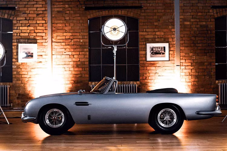 Công ty Little Car Company, hợp tác với EON Productions, đang chế tạo một loạt những chiếc siêu xe Aston Martin DB5 cho điệp viên nhí với tỷ lệ kích thước 2/3 để chào mừng sự ra mắt của bộ phim 007 mới “No Time To Die”. Bên cạnh việc có ngoại hình y hệt giống mẫu xe biểu tượng năm xưa, nó còn trang bị đủ thiết bị tinh vi xứng tầm điệp viên.