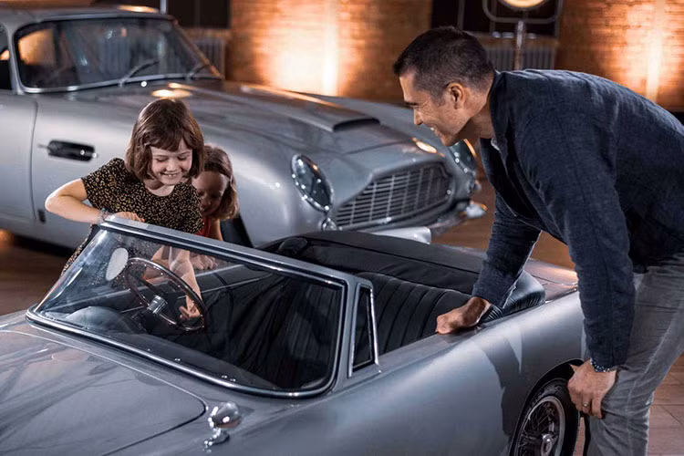 Tất cả các thiết bị đặc biệt được điều khiển từ một bảng công tắc bí mật ẩn trong ốp cửa hành khách. DB5 Junior "No Time To Die" có tích hợp một hệ thống nhả khói, có khả năng tạo ra một làn mây mù che khuất phía sau xe để giúp điệp viên nhí chạy trốn kẻ thù có thật hoặc trong tưởng tượng.