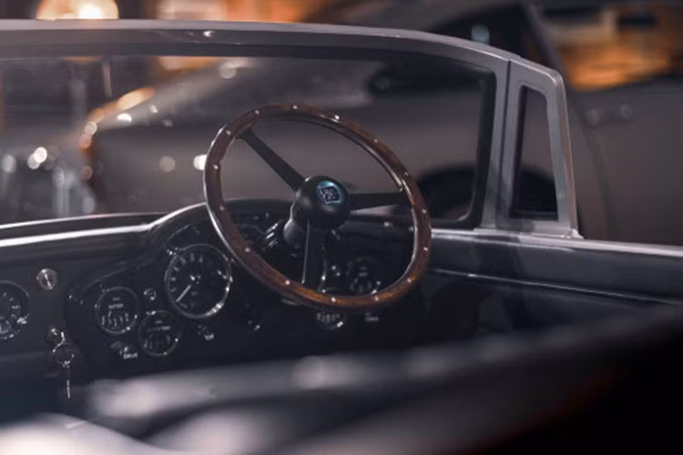 Đèn pha của xe cũng có thể được thu vào trong và để lộ ra một cặp súng xoay nòng có thể “khai hỏa” chỉ bằng một nút bấm. Vì là một chiếc xe ôtô được chế tạo cho trẻ em nên súng này đương nhiên không bắn đạn thật mà thay vào đó chỉ là tiếng ồn và đèn nhấp nháy.